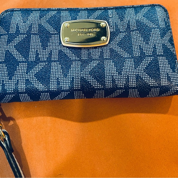 Michael Kors Zip around strikingly Beautiful Blue Wallet - Picture 3 of 11